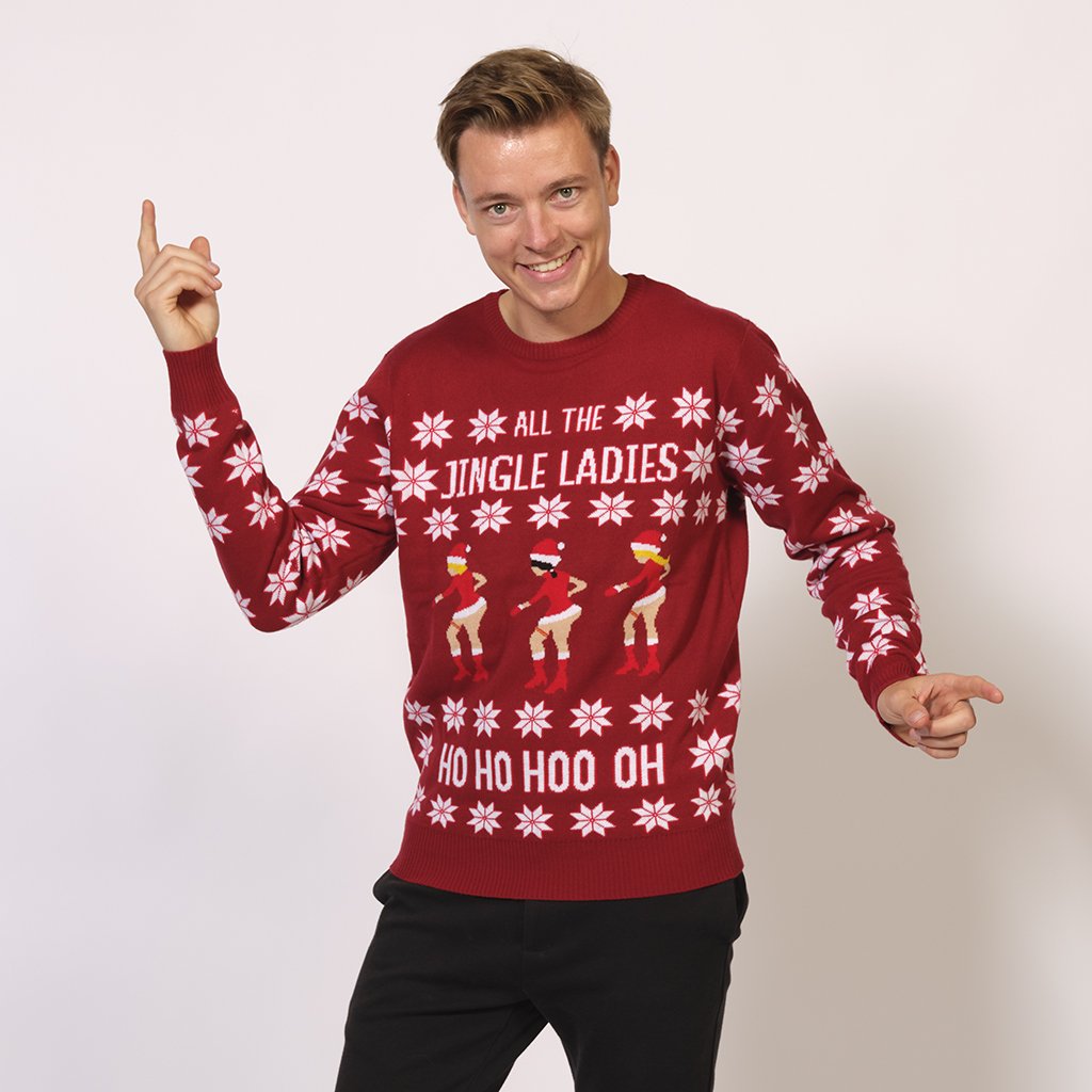 Un uomo che indossa un maglione natalizio rosso con la citazione